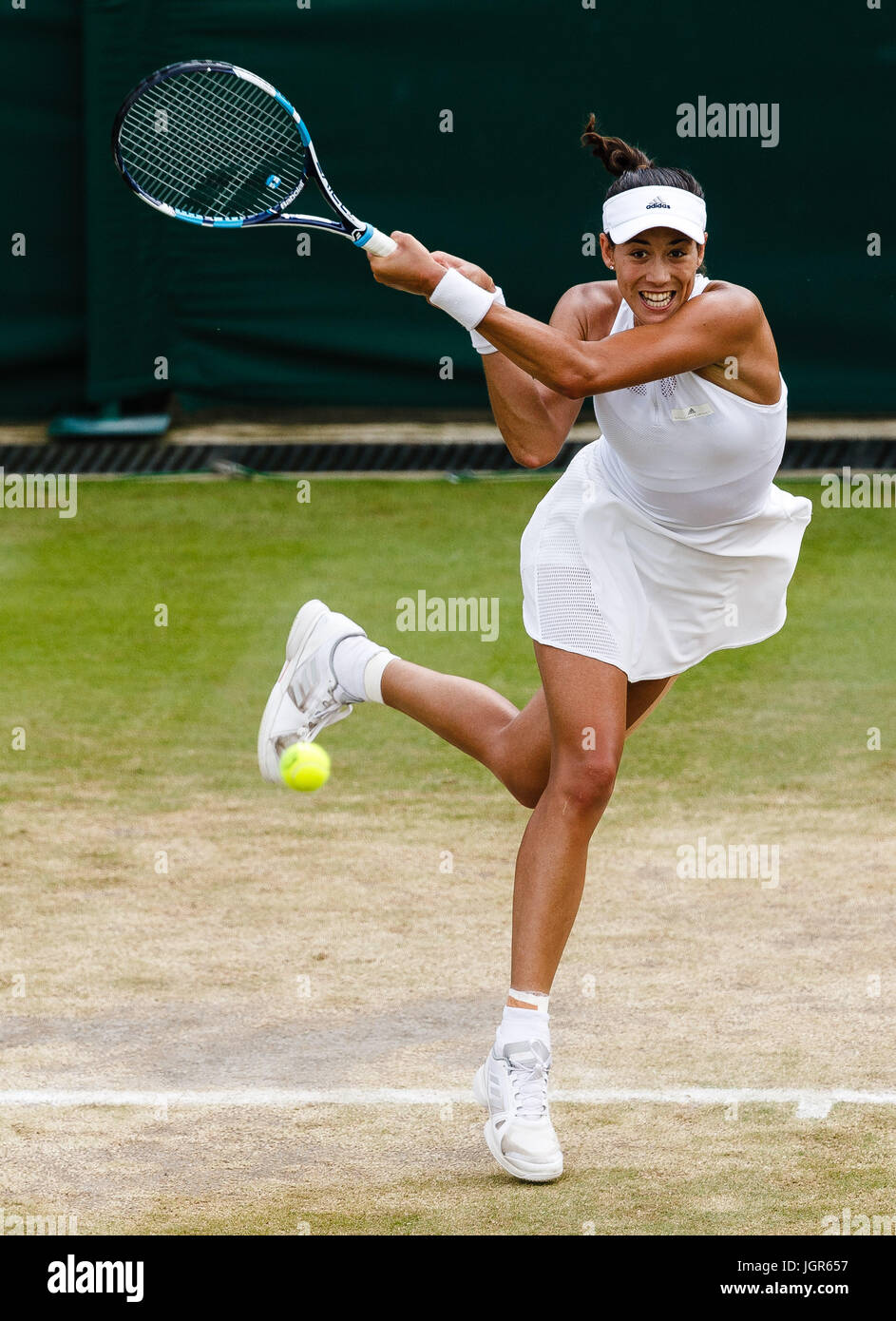 Londres, Royaume-Uni, 10 juillet 2017 : Le joueur de tennis espagnol Garbine Muguruza en action au cours de sa 4ème ème match au tennis de Wimbledon 2017 au All England Lawn Tennis et croquet Club à Londres. Crédit : Frank Molter/Alamy Live News Banque D'Images