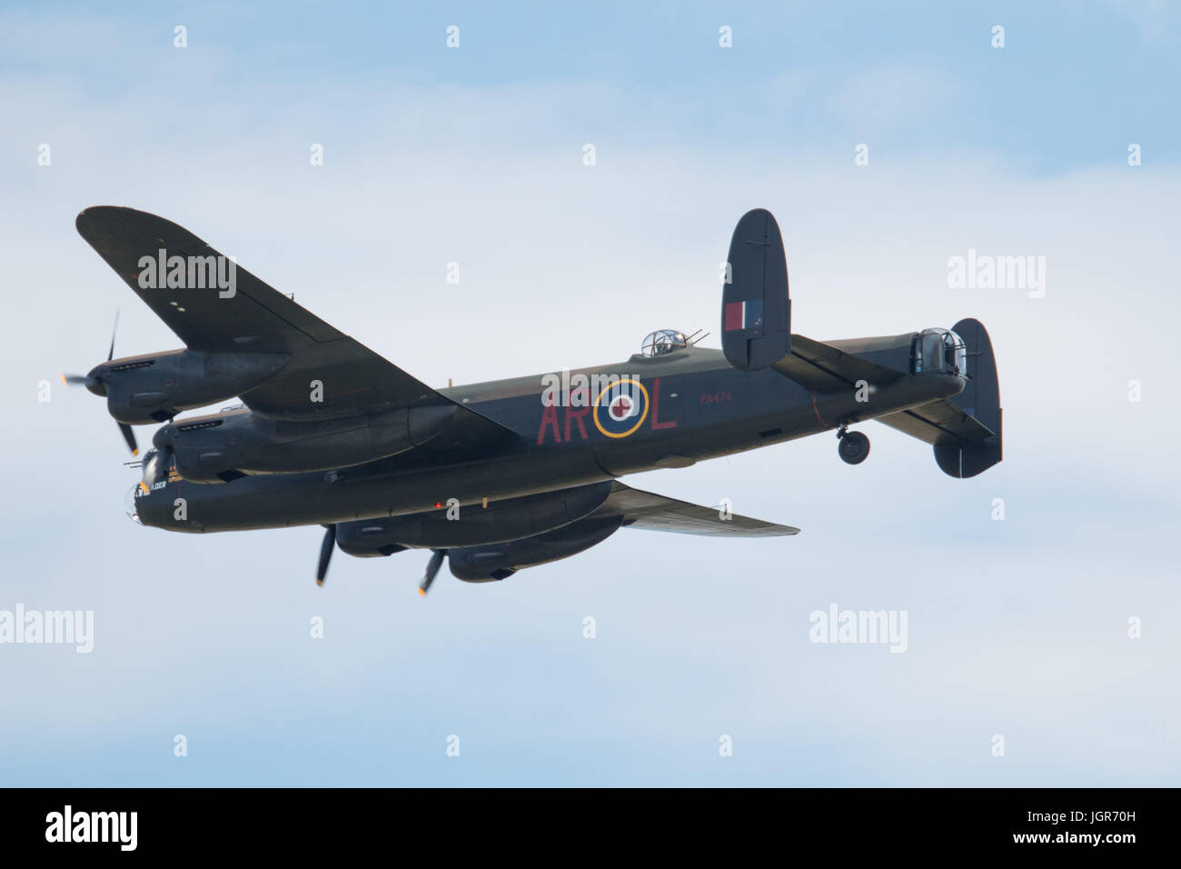 Yeovilton, Royaume-Uni, 8 juillet 2017, la bataille d'Angleterre Vols Memorial Avro Lancaster PA 474 a fait sa première apparition publique à Yeovilton après ses 9 mois de gros travaux d'entretien à Duxford où elle a également reçu une redécoration le côté bâbord est maintenant propriétaire parée des couleurs de l'escadron 460 de la Royal Australian Air Force AR-L pour le chef qui a volé de RAF Binbrook à partir de 1943 jusqu'à ce qu'elle a été perdu après avoir été présenté par flack avec la perte de son équipage tout en attaquant V-1 sites en France au 3ème Auguat 1944, et d'un schéma représentant un escadron de la RAF Waddington sur la base 50 Banque D'Images