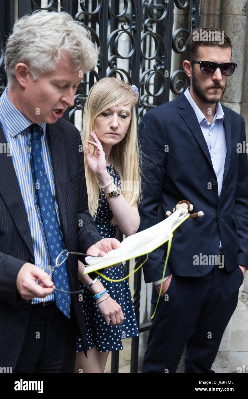 Londres, Royaume-Uni. 10 juillet, 2017. Une déclaration est lue au nom de Chris Gard et Connie Yates, les parents de Charlie Gard, ami de la famille par Seton-Marsden Alasdair en dehors de la Cour royale de Justice à la suite d'une audience de la Haute Cour d'examiner de nouveaux éléments de preuve disponibles concernant la façon dont un médicament expérimental traitement pourrait améliorer la santé de l'enfant gravement malade.. Credit : Mark Kerrison/Alamy Live News Banque D'Images