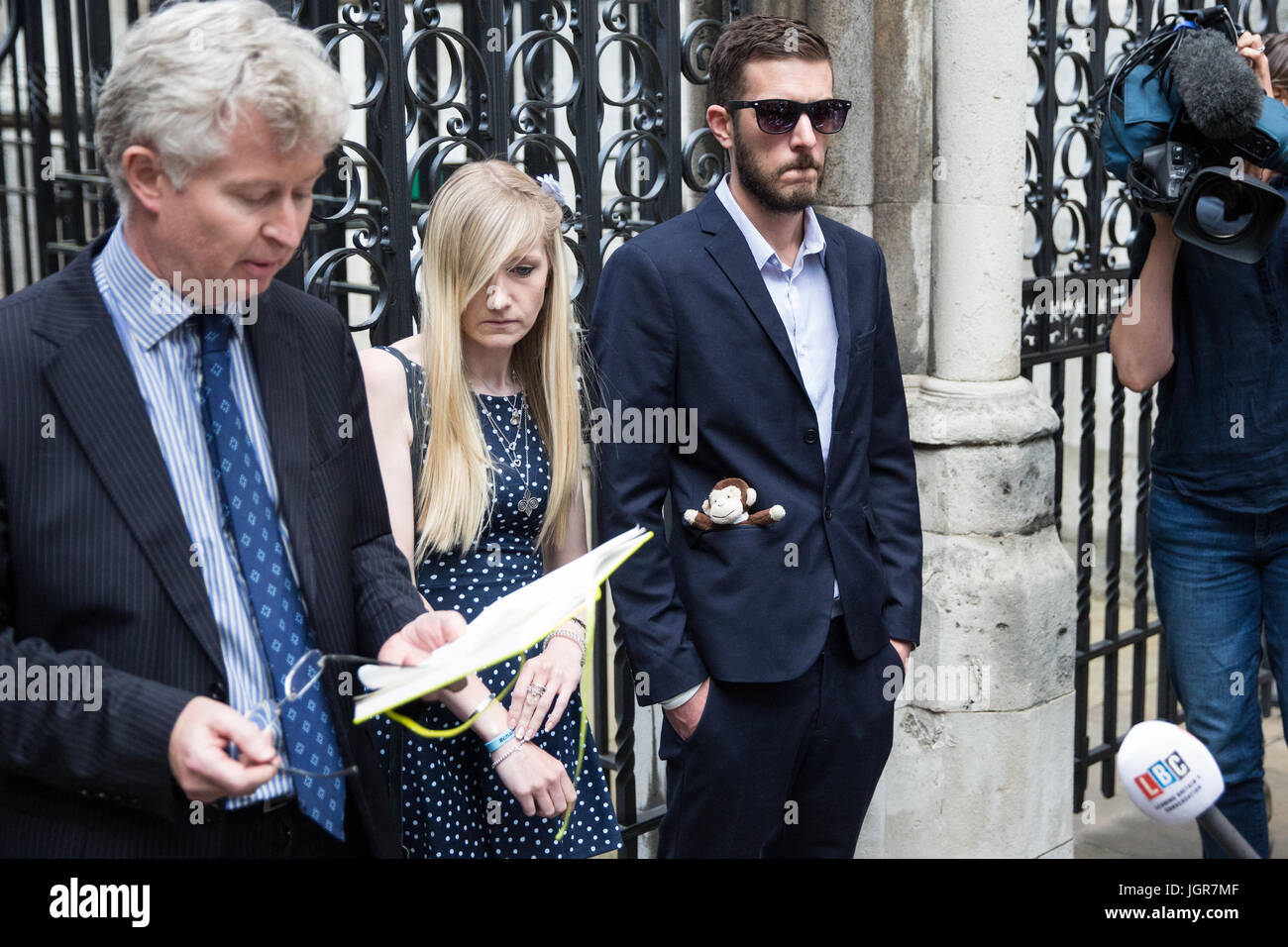 Londres, Royaume-Uni. 10 juillet, 2017. Une déclaration est lue au nom de Chris Gard et Connie Yates, les parents de Charlie Gard, ami de la famille par Seton-Marsden Alasdair en dehors de la Cour royale de Justice à la suite d'une audience de la Haute Cour d'examiner de nouveaux éléments de preuve disponibles concernant la façon dont un médicament expérimental traitement pourrait améliorer la santé de l'enfant gravement malade.. Credit : Mark Kerrison/Alamy Live News Banque D'Images