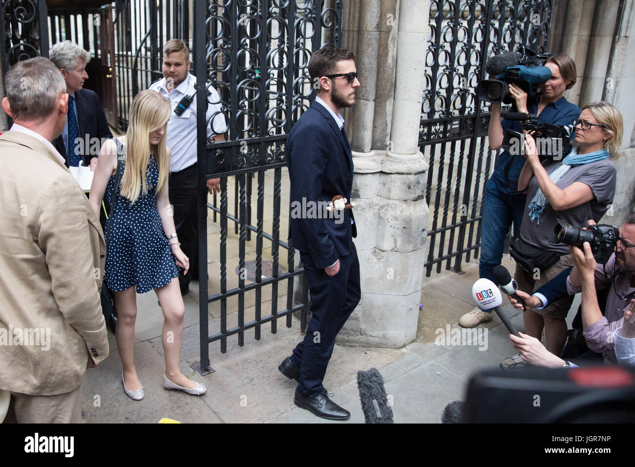 Londres, Royaume-Uni. 10 juillet, 2017. Chris Gard et Connie Yates, les parents de Charlie Gard, laissez la Royal Courts of Justice à la suite d'une audience de la Haute Cour d'examiner de nouveaux éléments de preuve disponibles concernant la façon dont un médicament expérimental traitement pourrait améliorer la santé de l'enfant gravement malade. Credit : Mark Kerrison/Alamy Live News Banque D'Images