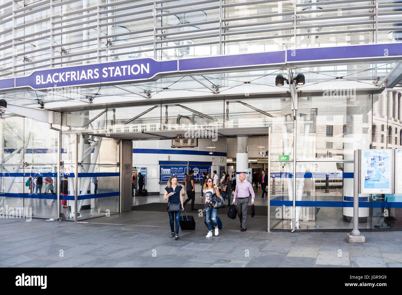 Les passagers de quitter Londres et de la gare de Blackfriars, reconstruit et inauguré en 2012, City of London, England, UK. La station de métro et de chemin de fer. Banque D'Images