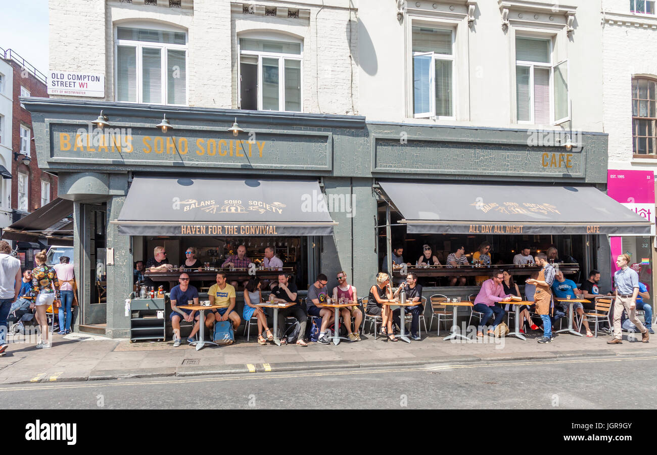 Les clients se détendre, manger et boire à l'intérieur et l'extérieur de la société Balans Soho bar et brasserie de Old Compton Street, Soho, London, England, UK Banque D'Images