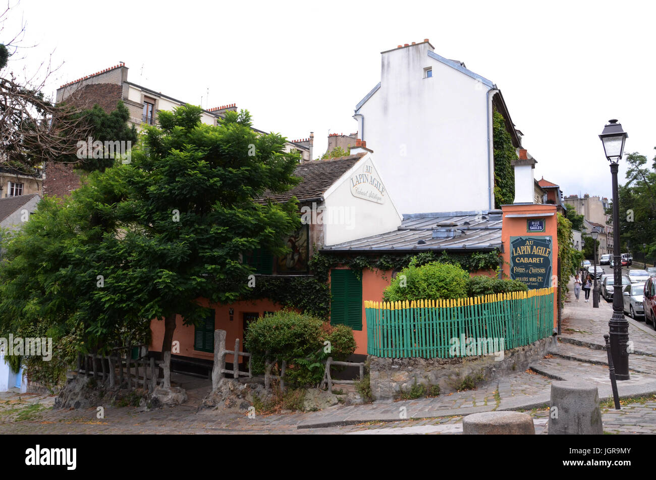 PARIS - 19 AOÛT 10 : Le cabaret Au Lapin Agile à Montmartre, Paris, France est montré le 10 août 2016. Il a été un favori des artistes tels que Picasso. Banque D'Images