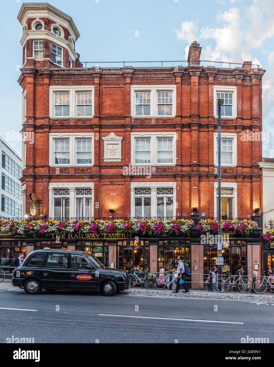 ComCab taxi devant le Railway Tavern, un pub victorien dans dans le Quadrant, Richmond, Greater London, England, UK Banque D'Images