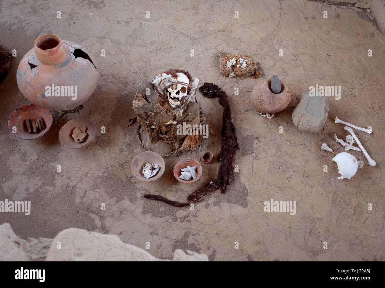 Une maman se repose dans sa tombe dans l'ancien cimetière de Chauchilla dans Nazca, Pérou Banque D'Images