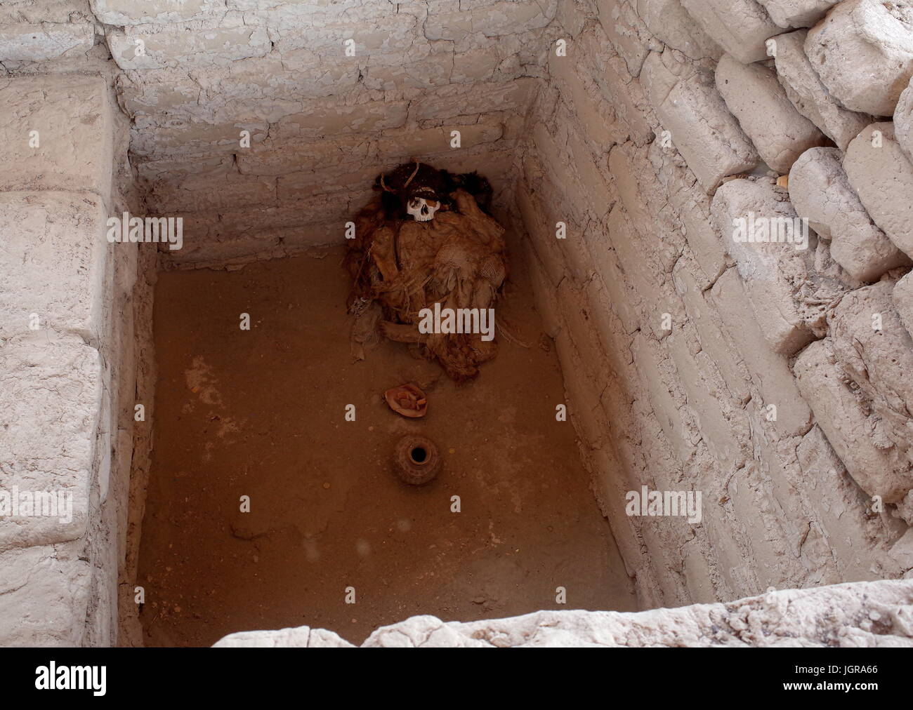 Une maman se repose dans sa tombe dans l'ancien cimetière de Chauchilla dans Nazca, Pérou Banque D'Images