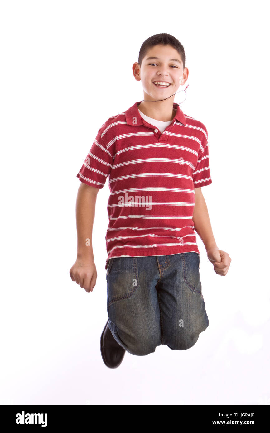 Portrait jeune garçon sautant isolé sur blanc. Banque D'Images