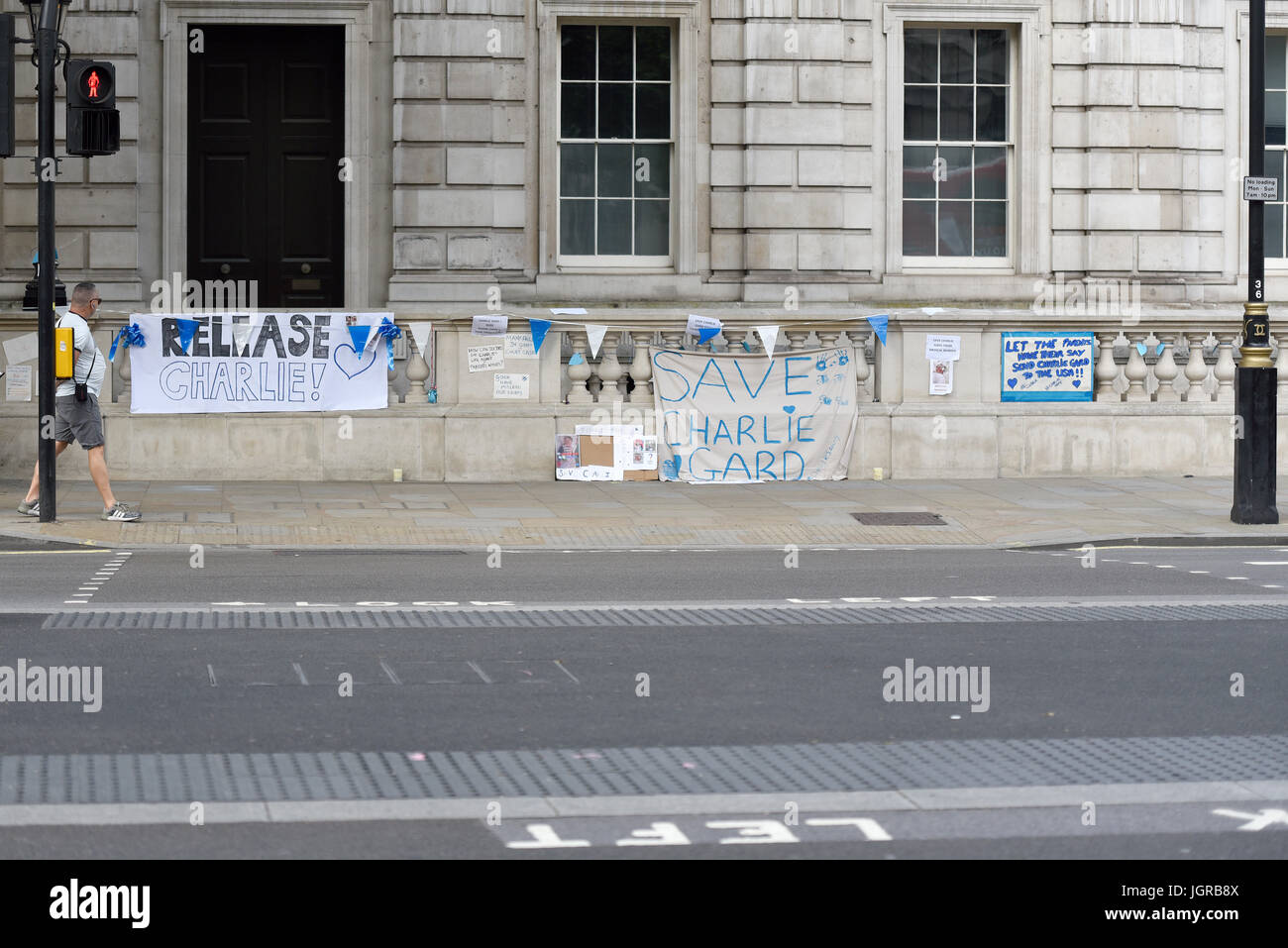 Banderoles de protestation Charlie Gard à Whitehall près de Downing Street, Londres, Royaume-Uni Banque D'Images