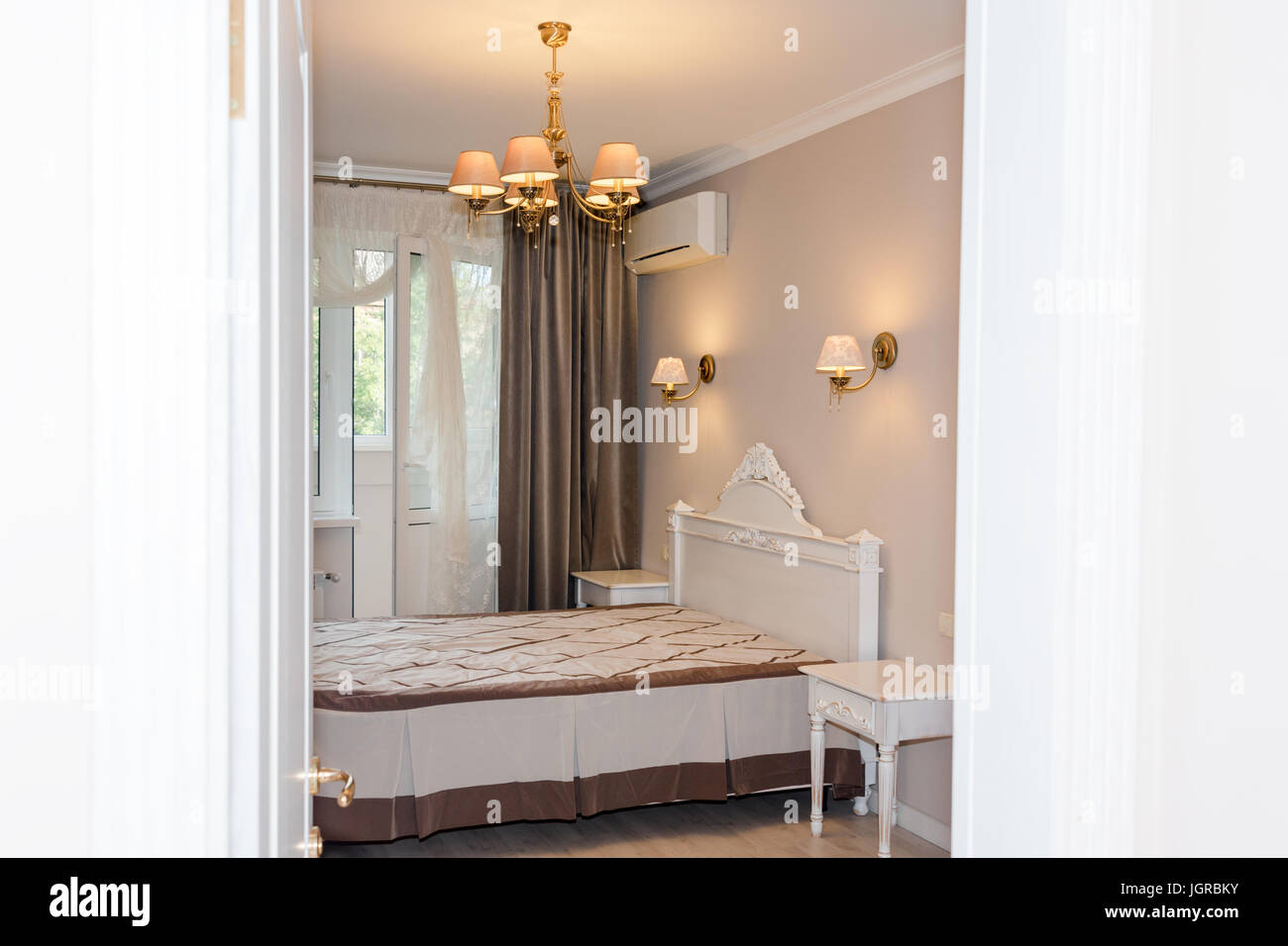 Petite chambre à coucher moderne de l'intérieur. Des couleurs pastel, design d'intérieur. Banque D'Images