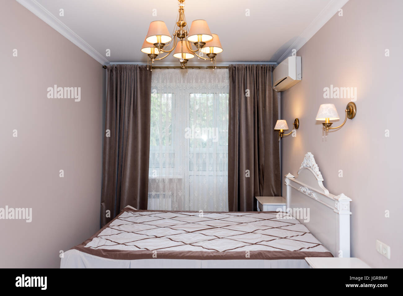 Petite chambre à coucher moderne de l'intérieur. Des couleurs pastel, design d'intérieur. Banque D'Images