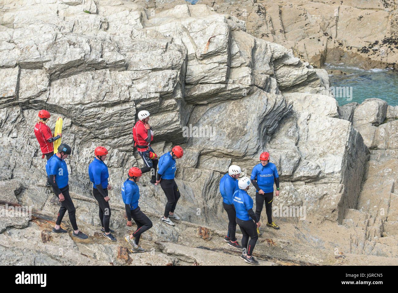 Sur la pointe de Coasteering Newquay, Cornwall. Banque D'Images