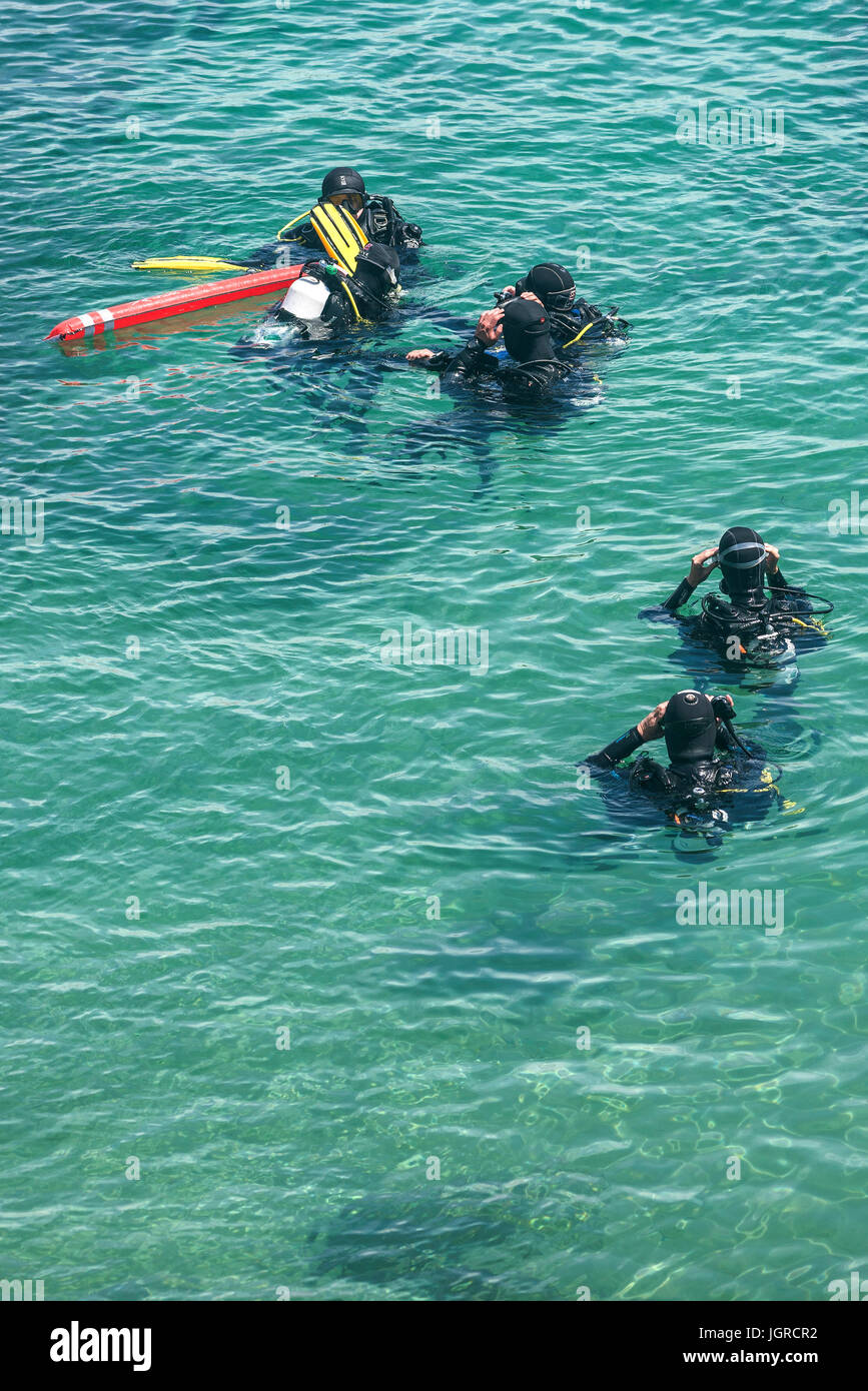 Les amateurs de plongée sous-marine dans la mer de la préparation pour une plongée. Banque D'Images