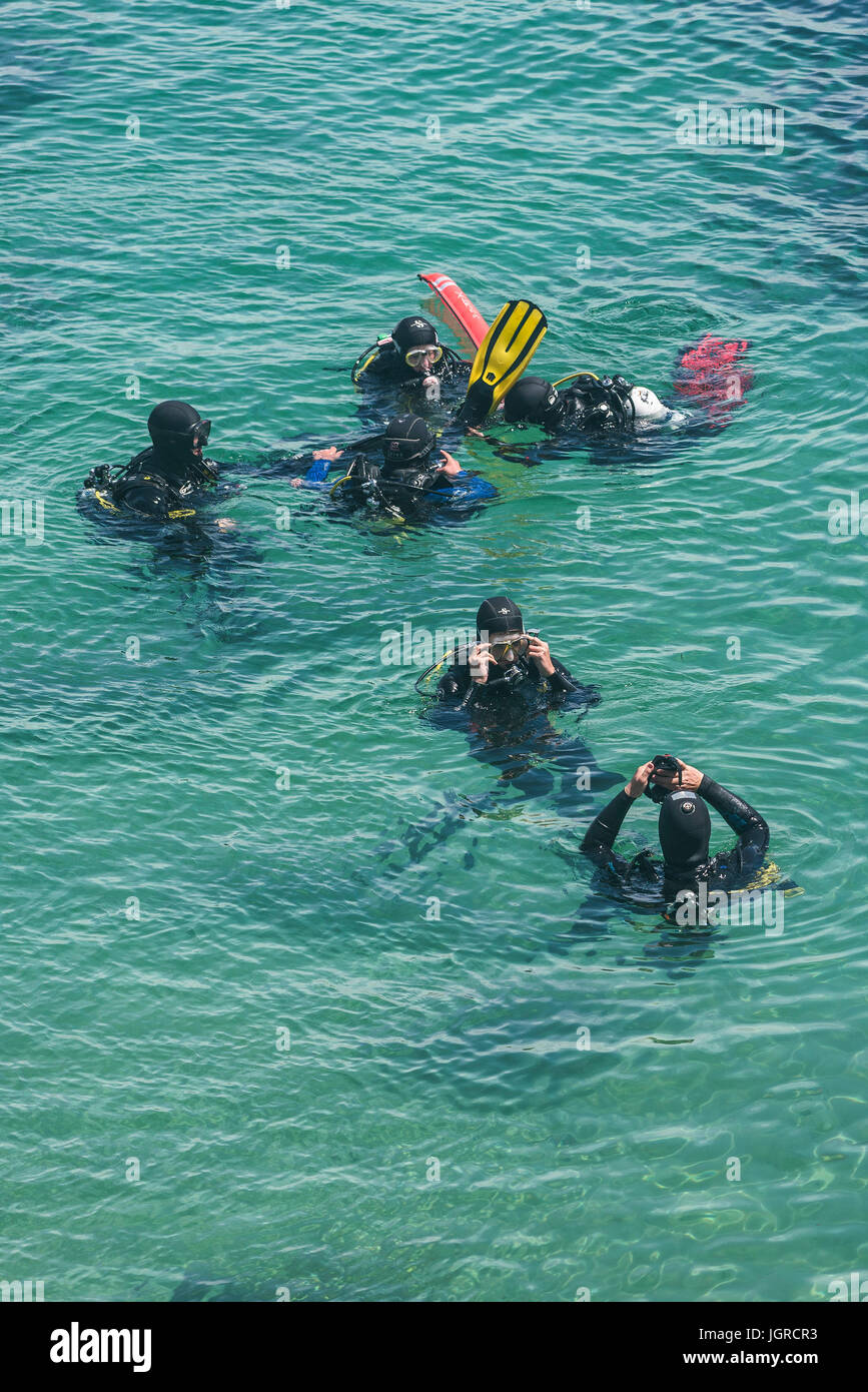 Les amateurs de plongée sous-marine dans la mer de la préparation pour une plongée. Banque D'Images