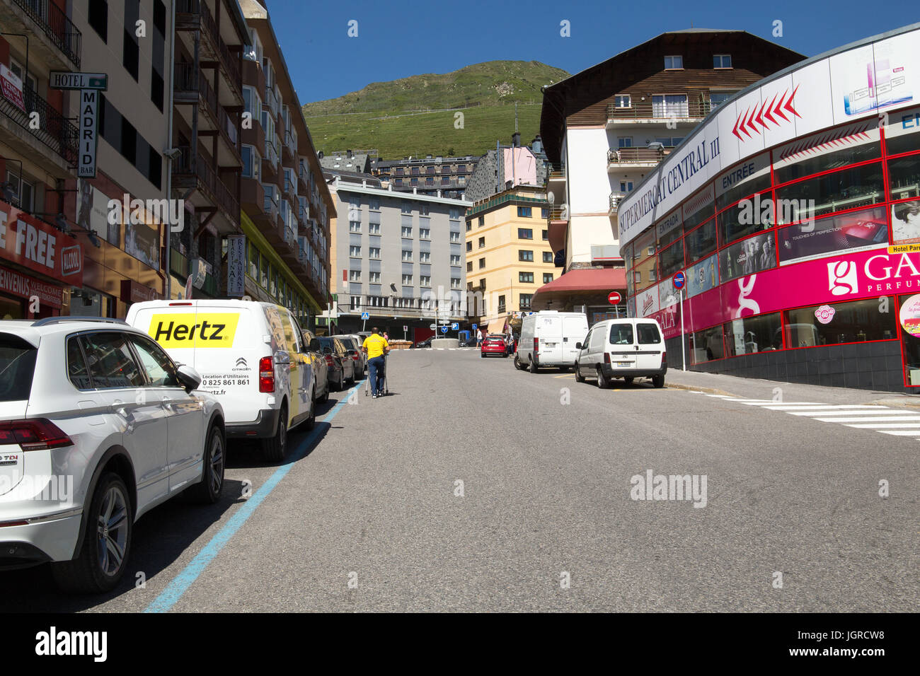 La rue commerçante d'Andorre. Banque D'Images