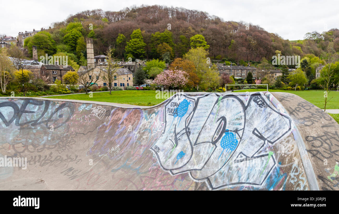 Couvre un graffiti dans la rampe skatepark de Calder Holmes Park, Hebden Bridge Banque D'Images