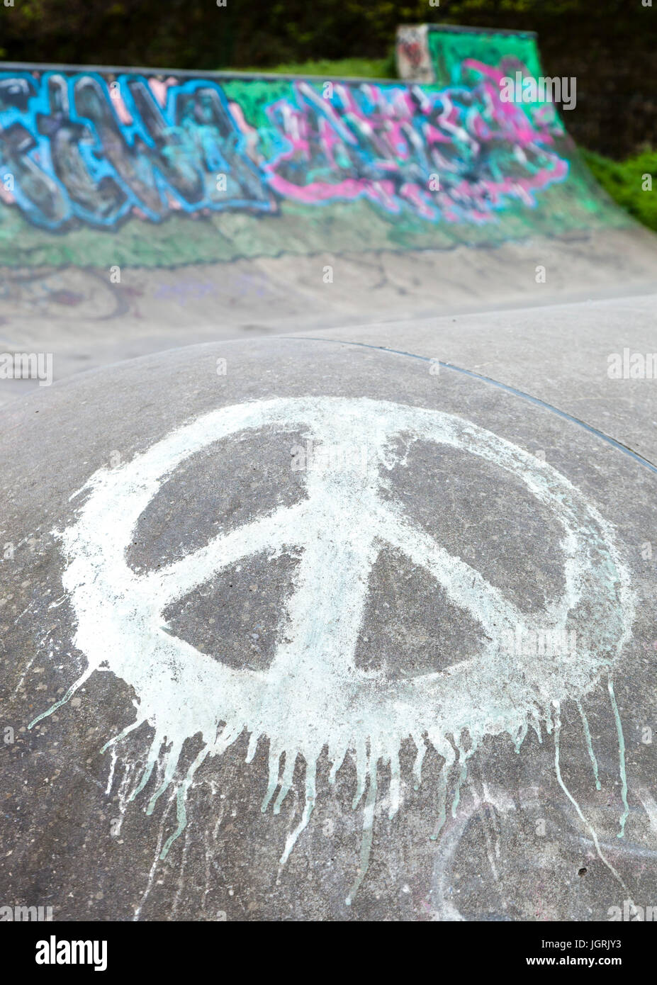 Symbole de paix peinte sur une rampe dans le skatepark de Calder Holmes Park, Hebden Bridge Banque D'Images