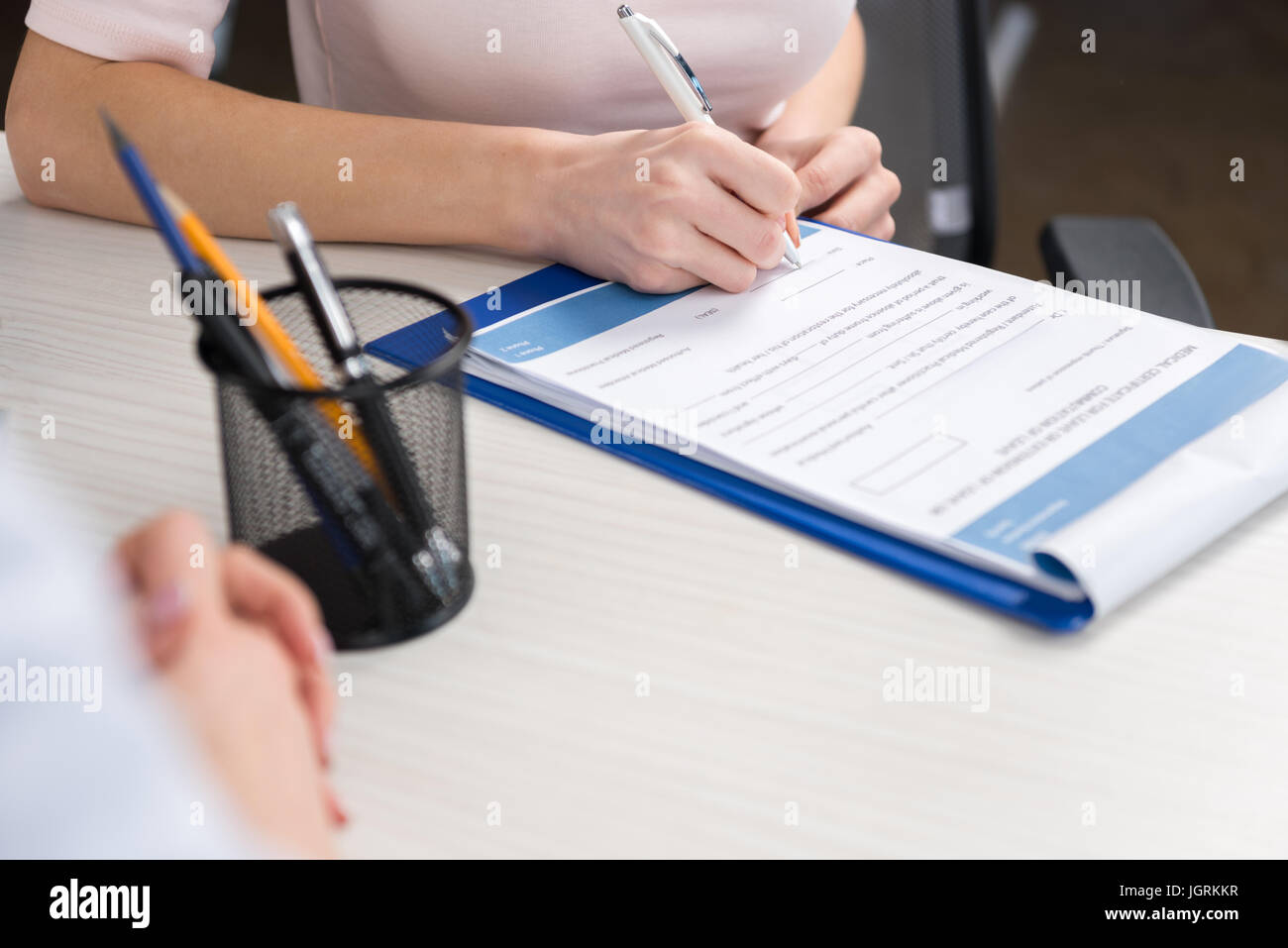 Portrait de remplissage du formulaire médical du patient dans une clinique professionnelle Banque D'Images