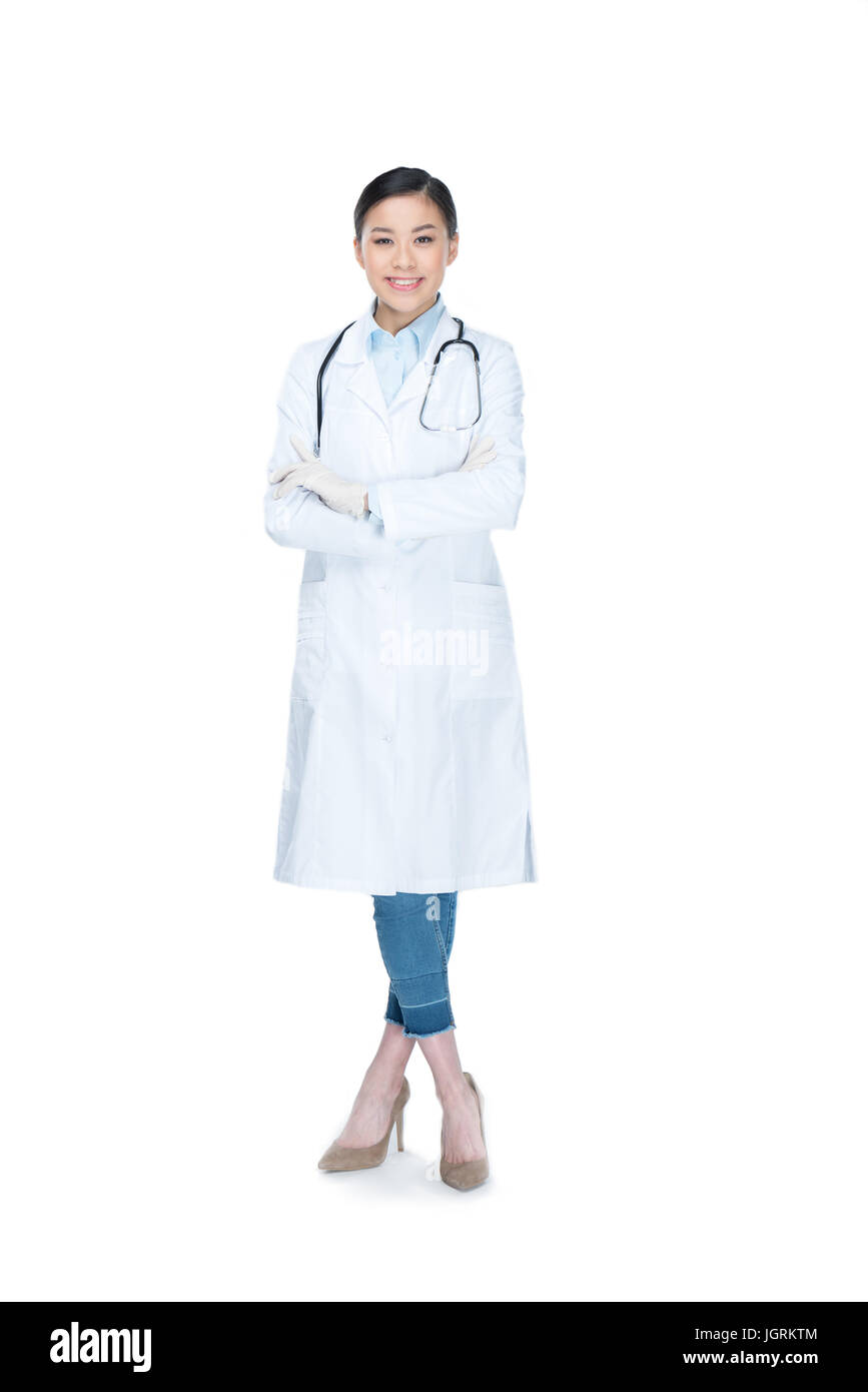 Smiling doctor in lab coat with arms crossed looking at camera isolated on white Banque D'Images