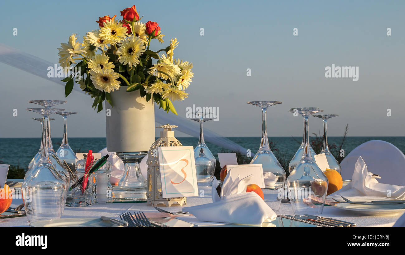 Table d'extérieur Réglage à réception de mariage par la mer. Réglage de la table de mariage. Banque D'Images