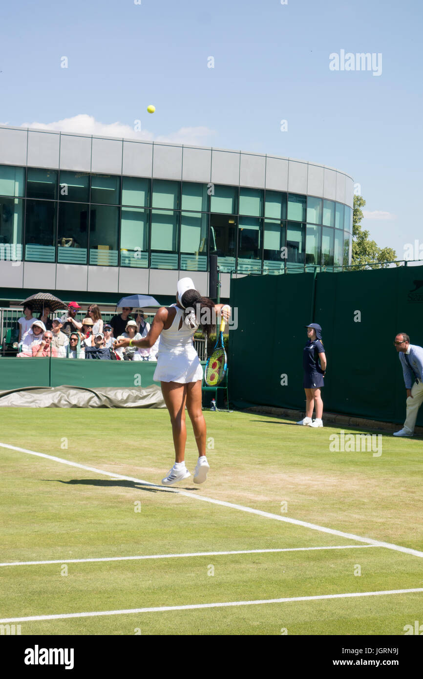 Londres - 5 juillet 2017 : Naomi Osaka sert contre Barbora Strycova au jour 3 de Wimbledon 2017. Banque D'Images