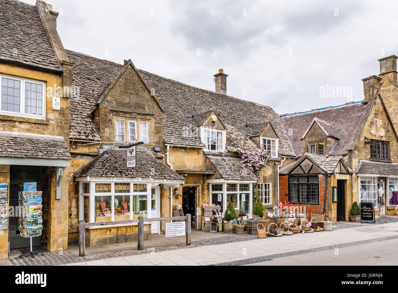 Les boutiques dans le style local en pierre de Cotswold dans High Street, Broadway, Worcestershire, un beau village dans les Cotswolds, au sud-ouest de l'Angleterre Banque D'Images