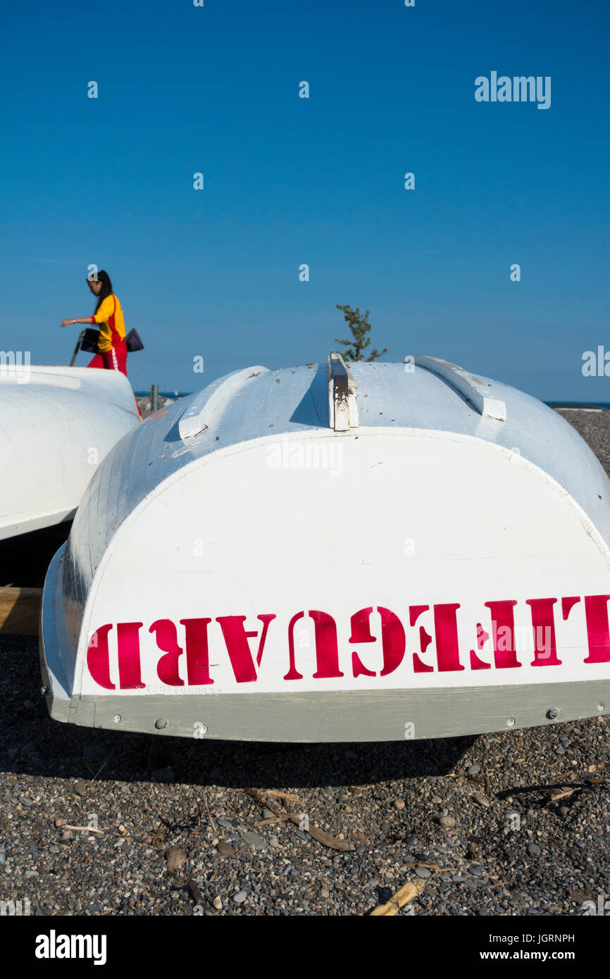 Les canots en bois utilisé par les sauveteurs locaux à Kew Beach, sur les rives du lac Ontario à Toronto, Canada Banque D'Images