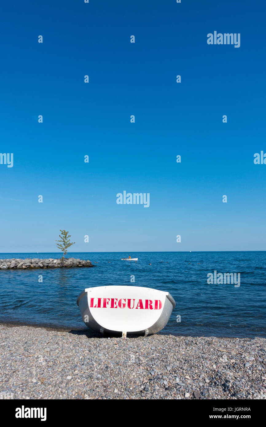 Les canots en bois utilisé par les sauveteurs locaux à Kew Beach, sur les rives du lac Ontario à Toronto, Canada Banque D'Images