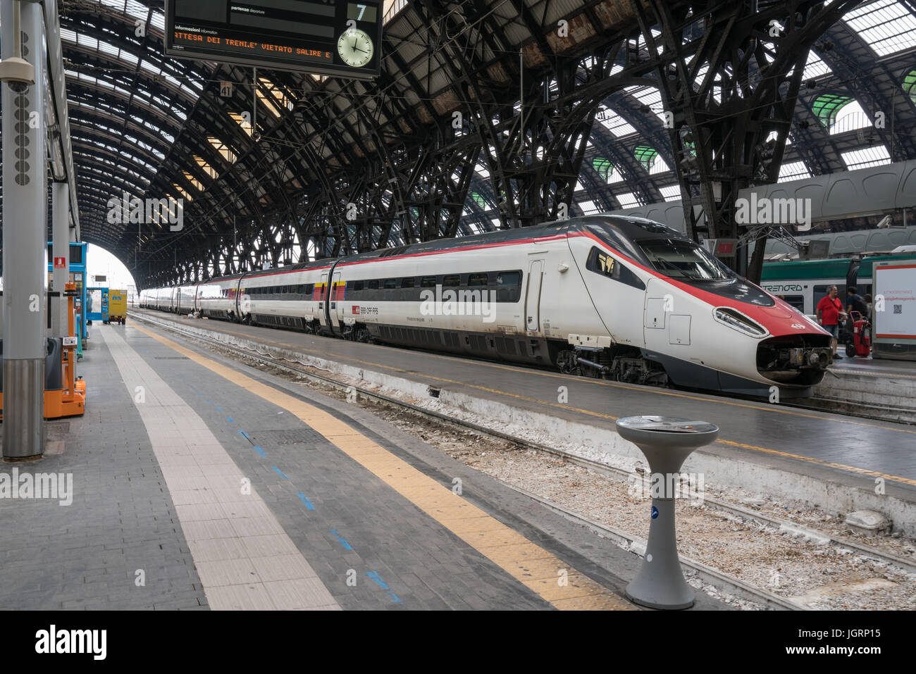 MILAN, ITALIE - 1 juillet : train à grande vitesse en attente de départ à la gare centrale de Milan à Milan, Italie Banque D'Images