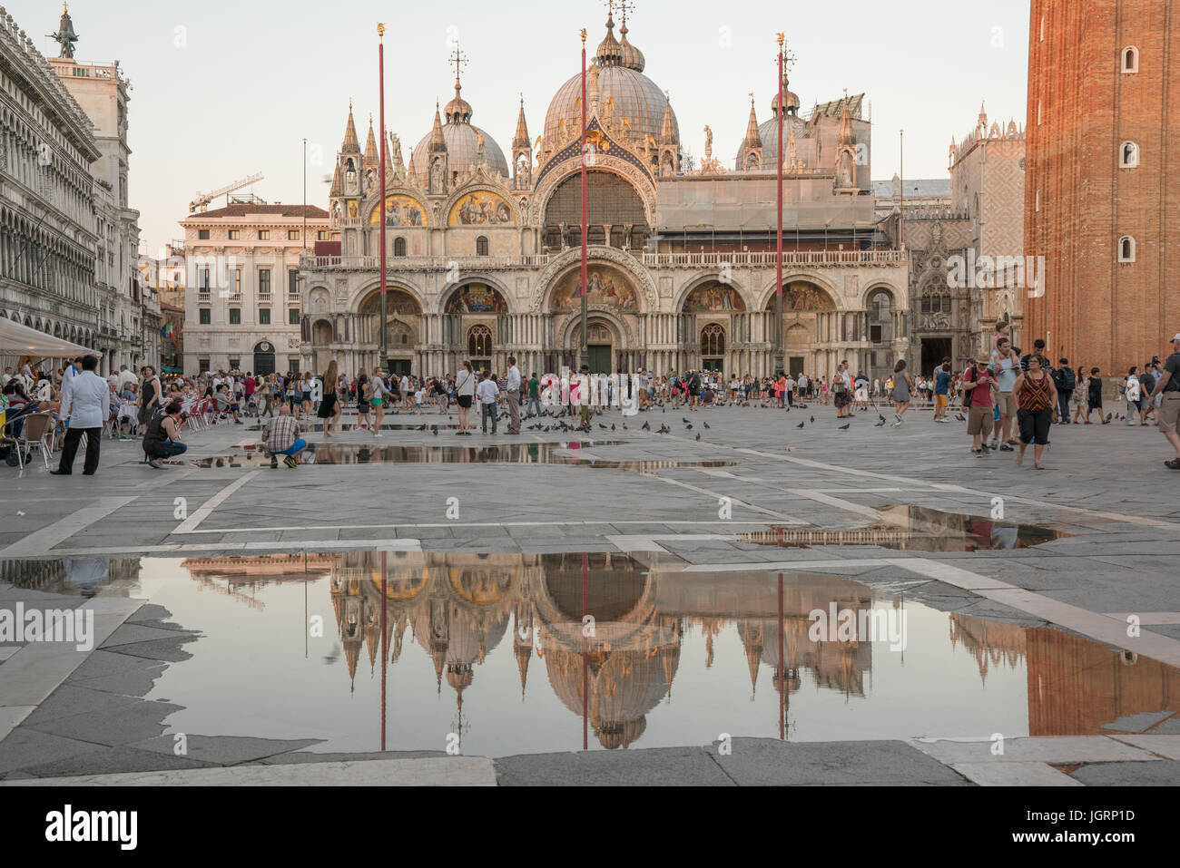 Venise, Italie - 1 juillet 2016 : les touristes à San Marco Square en face de la Basilique Saint Marc à Venise, Italie comme l'eau l'eau risesin la place. Banque D'Images