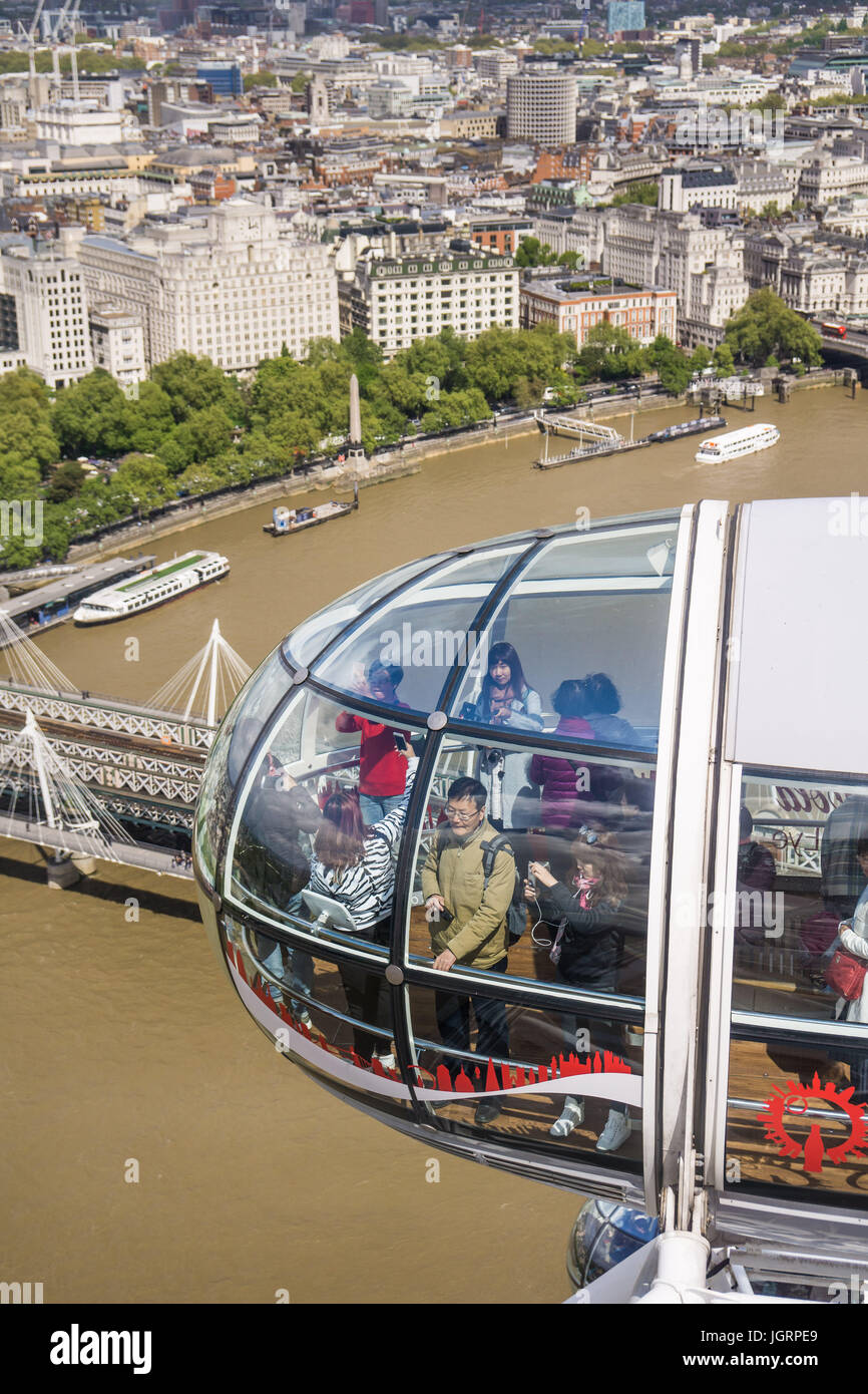 Les touristes chinois appréciant le London Eye en Grande-Bretagne Banque D'Images