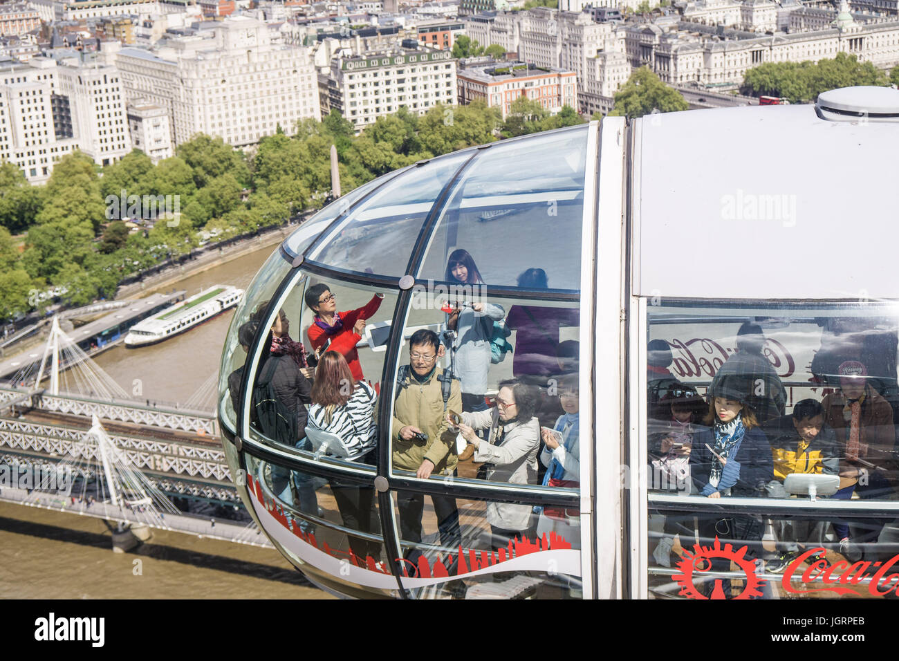 Les touristes chinois appréciant le London Eye en Grande-Bretagne Banque D'Images