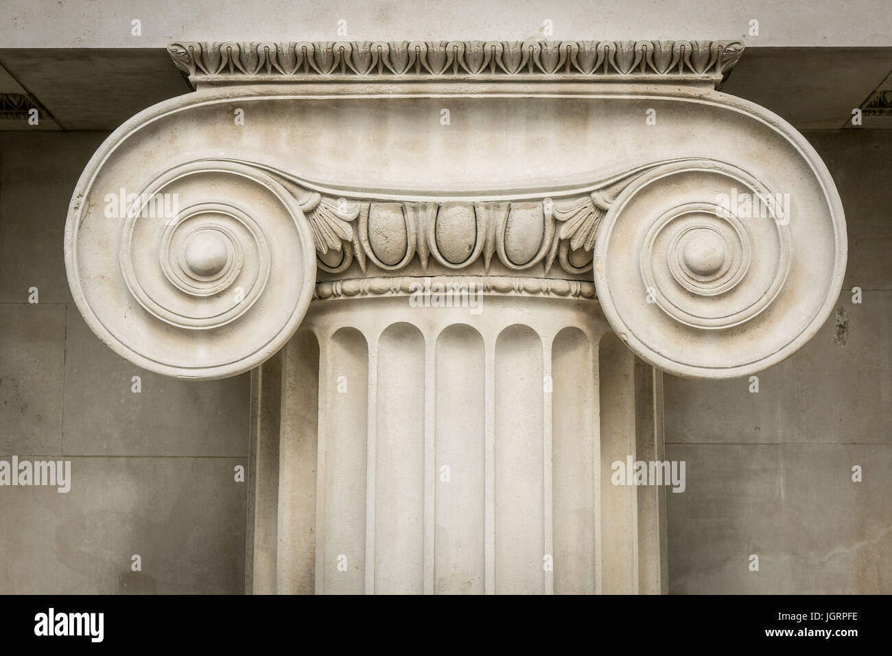 Gros plan du haut d'une colonne dorique au British Museum de Londres Banque D'Images