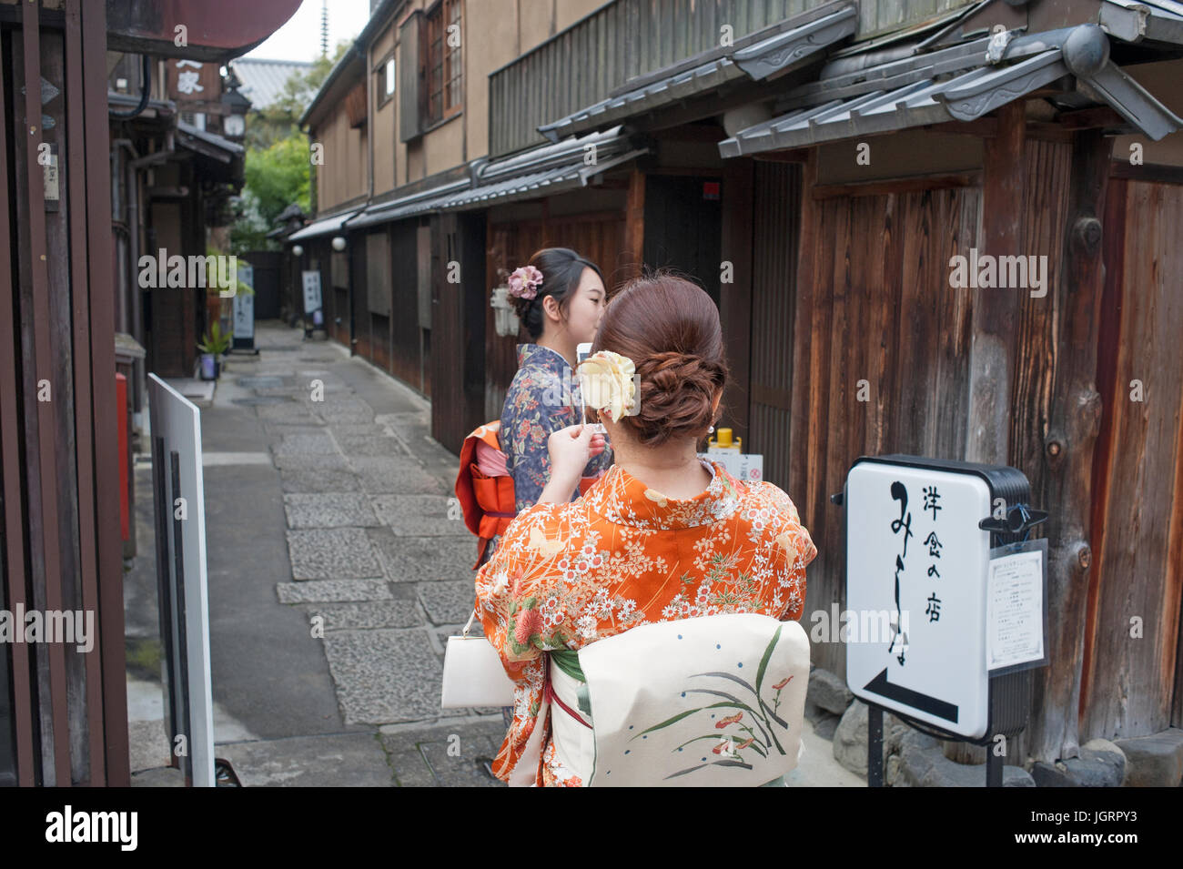 Kyoto, Japon - Deux touristes japonais habillé en geishas prenez des photos dans le quartier de Gion Banque D'Images Kyoto, Japon - Deux touristes japonais habillé en geishas prenez des photos dans le quartier de Gion Banque D'Images