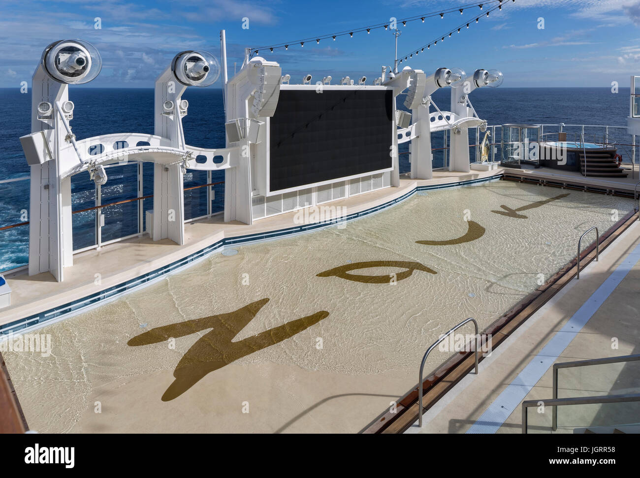 Cinéma en plein air avec piscine. Bateau de croisière de rêve de Genting, AN, Chine. Architecte : SMC Design, 2016. Banque D'Images