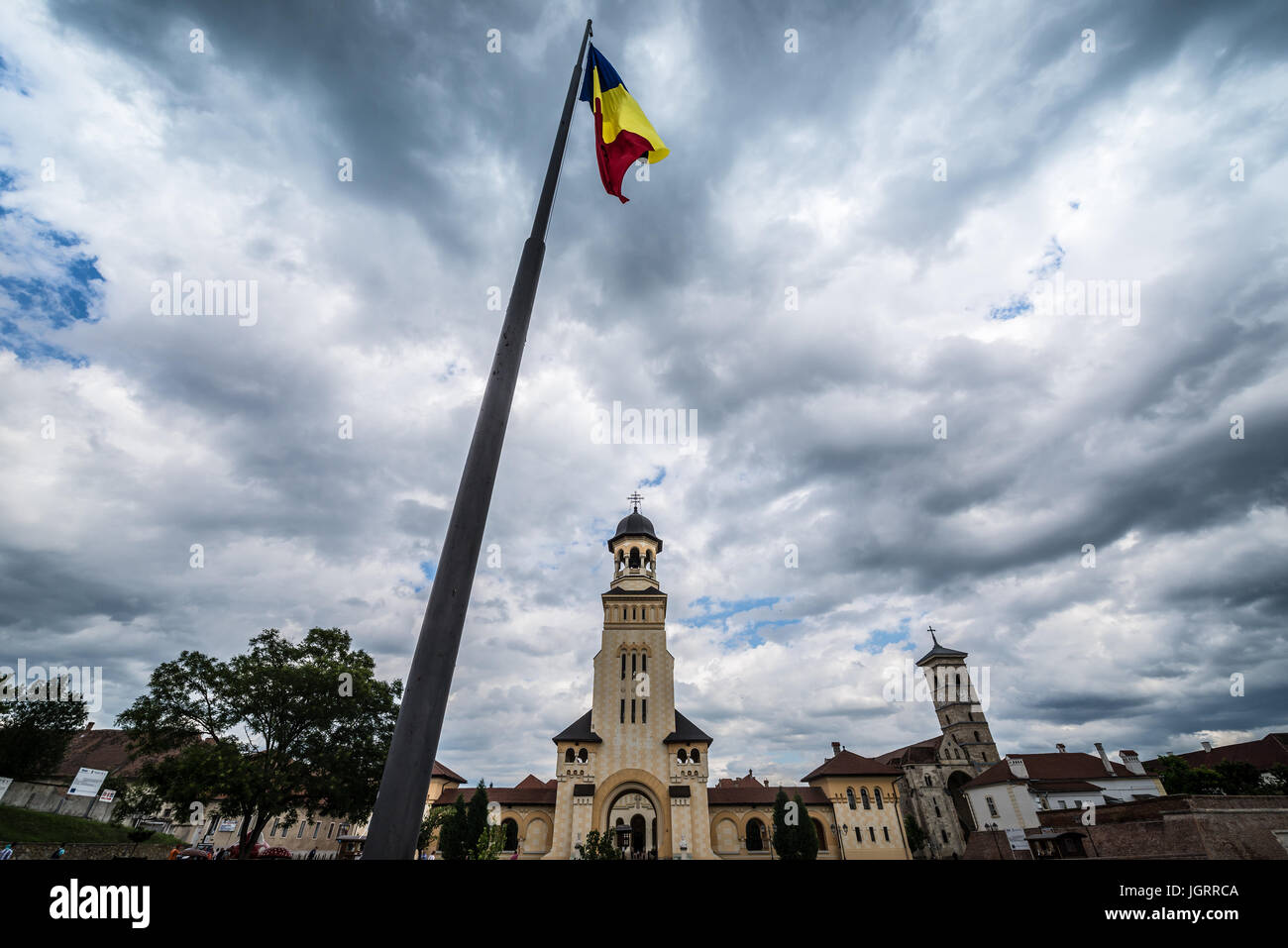En face du pavillon d'Alba Carolina Forteresse de Alba Iulia, ville de la Roumanie. Avec vue sur la cathédrale de couronnement Orthodoxe Roumaine et de la cathédrale de Saint Michel Banque D'Images