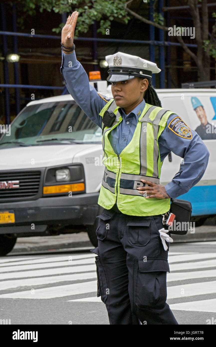 Un joli policewoman diriger la circulation sur la 34e rue à Manhattan, New York City Banque D'Images