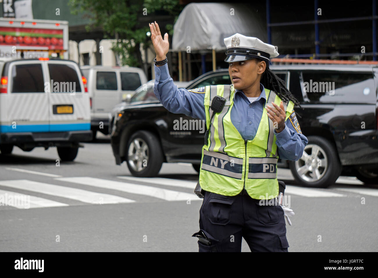 Une belle femme avec des ongles longs de diriger la circulation sur la 34e rue à Manhattan, New York City Banque D'Images