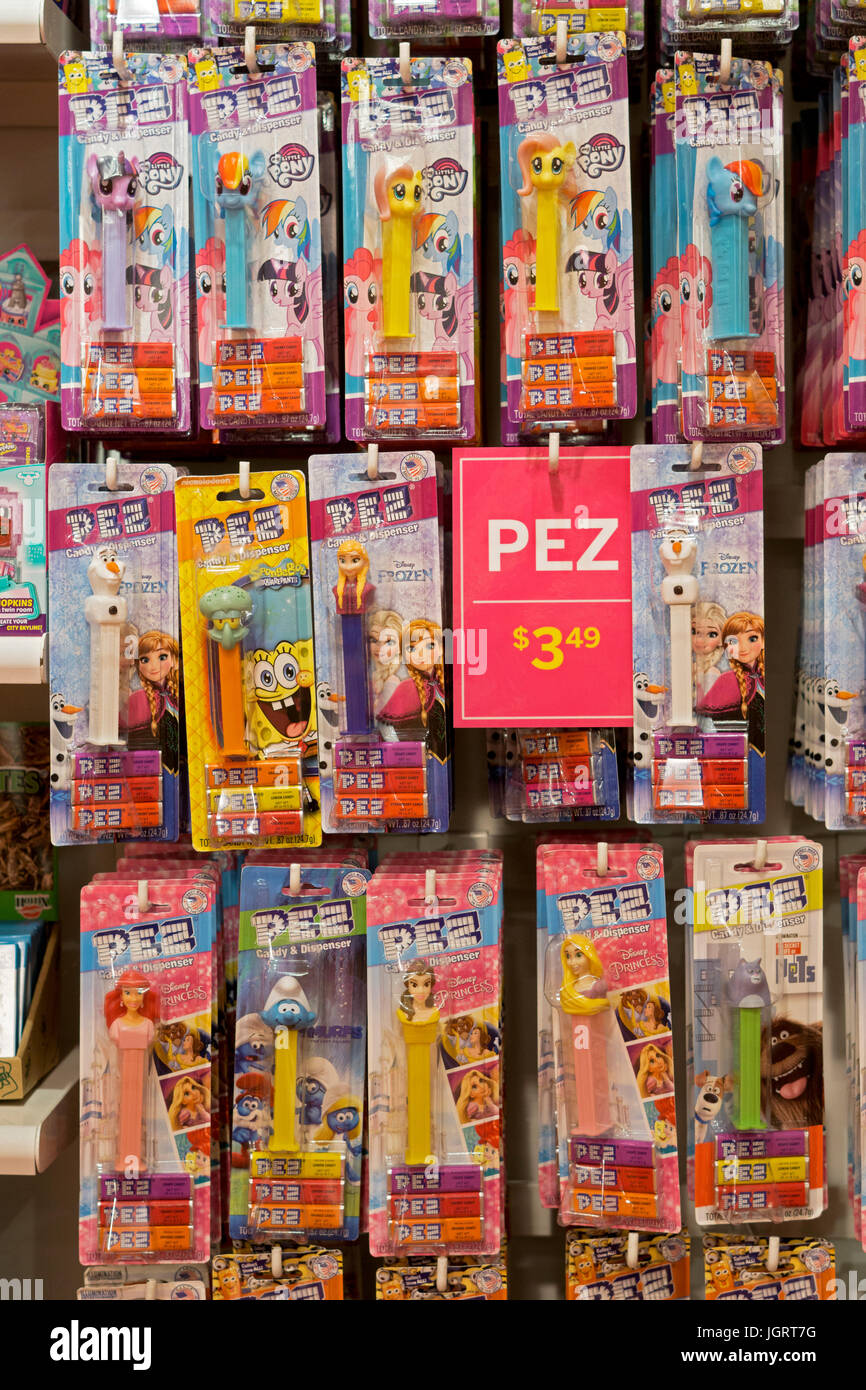 Un affichage des distributeurs PEZ à vendre à It'sugar sur Broiadway à Greenwich Village, Manhattan, New York City Banque D'Images
