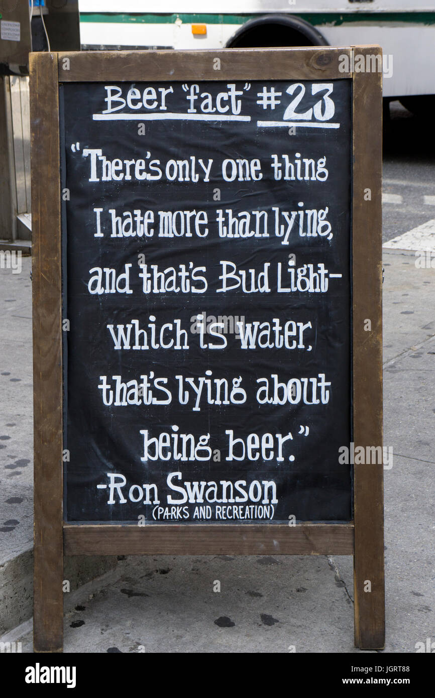 Un drôle de signe extérieur d'un bar dans le Lower East Side de Manhattan se moquant de Bud Light comme étant comme de l'eau. C'est une citation de plat de parcs et loisirs Banque D'Images