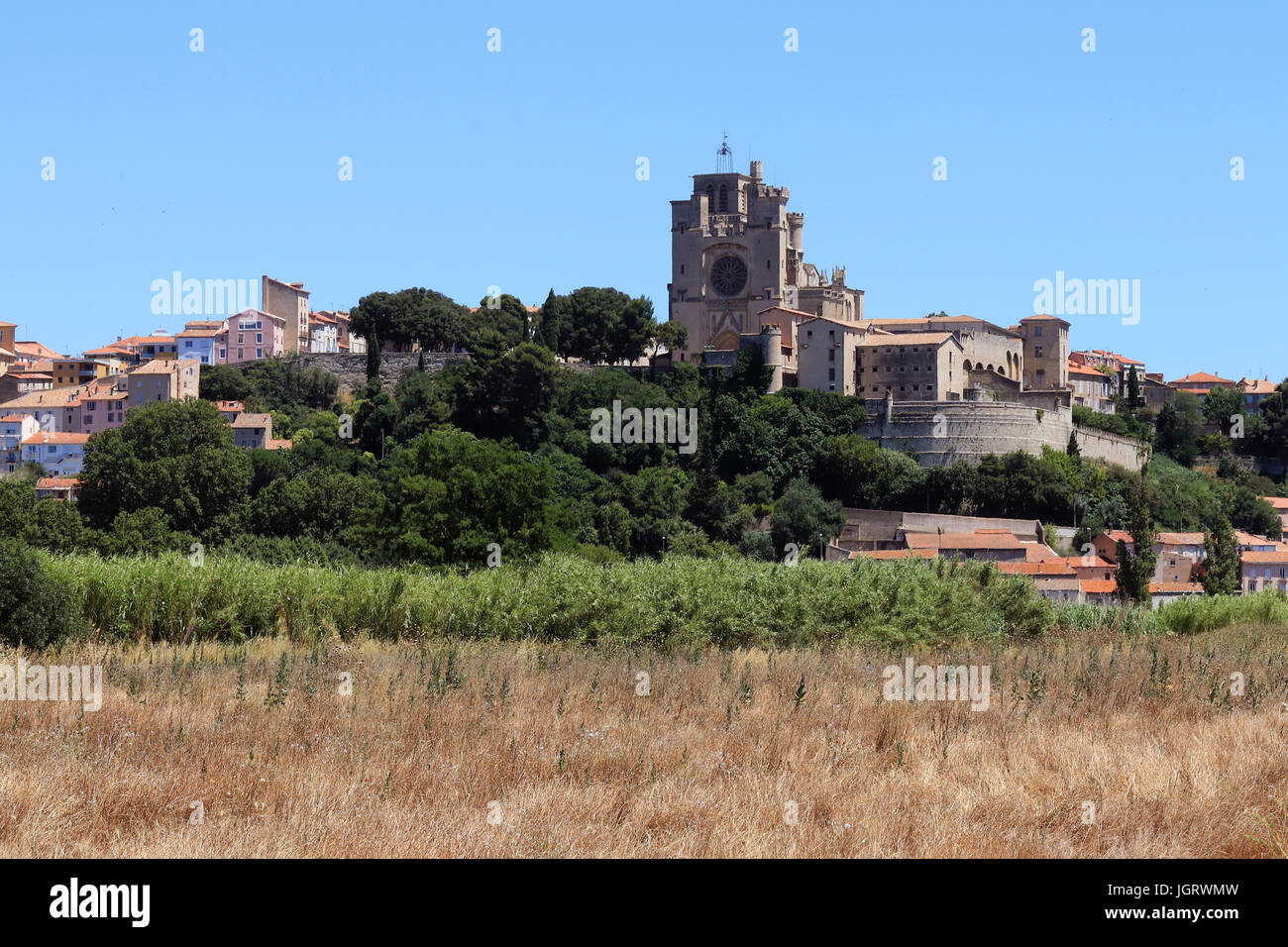 Vue panoramique de la rivière Orb et cathédrale St Nazaire en Bezier, Languedoc-Roussillon, France. Banque D'Images