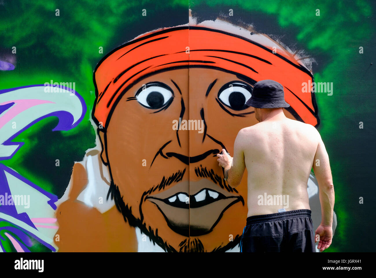 Un artiste est représenté en peinture à l'Upfest festival 2016 à Bristol. Il est l'un des plus grands festivals de graffiti & Street Art Banque D'Images