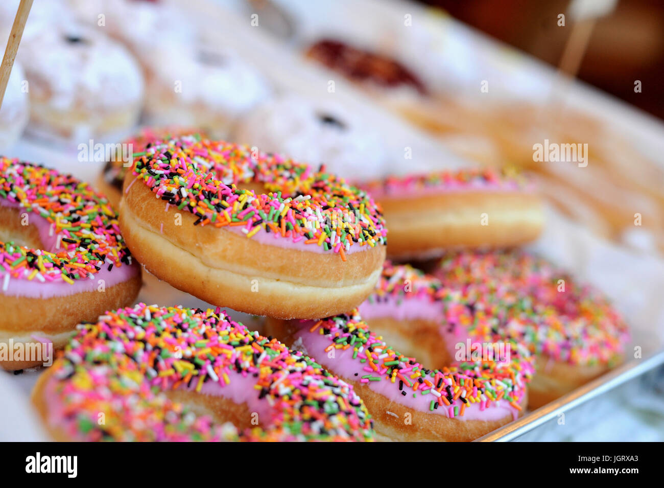 Des donuts colorés avec du chocolat et glaçage glaçage sucré, sucre glace nourriture Banque D'Images