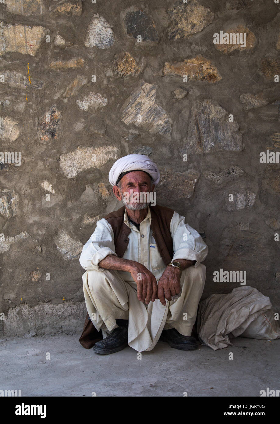 Portrait d'un homme dans l'ancien marché de l'Afghanistan à la frontière avec l'Afghanistan, l'Asie centrale, le Tadjikistan, Ishkashim Banque D'Images