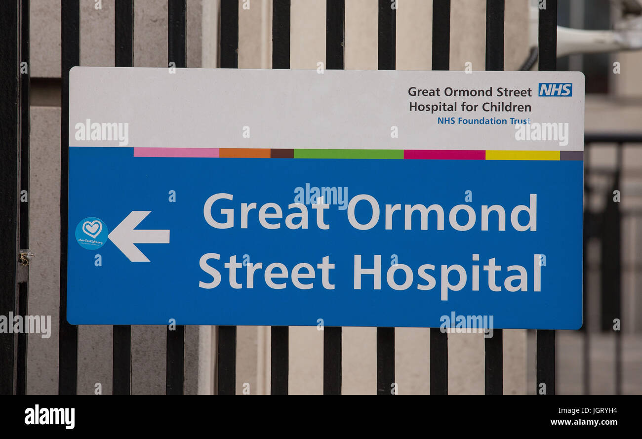 Vue générale GV de Great Ormond Street Hospital for Children NHS Foundation Trust signe. Banque D'Images