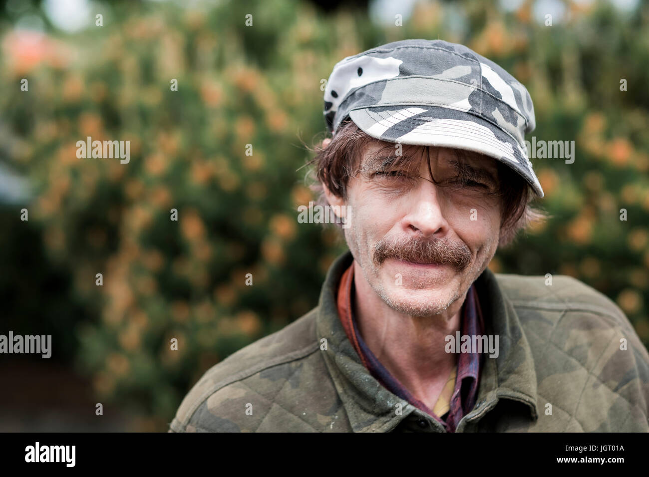 Un homme âgé avec un sens unique du style de vie en plein air pour un portrai en Oregon. Banque D'Images