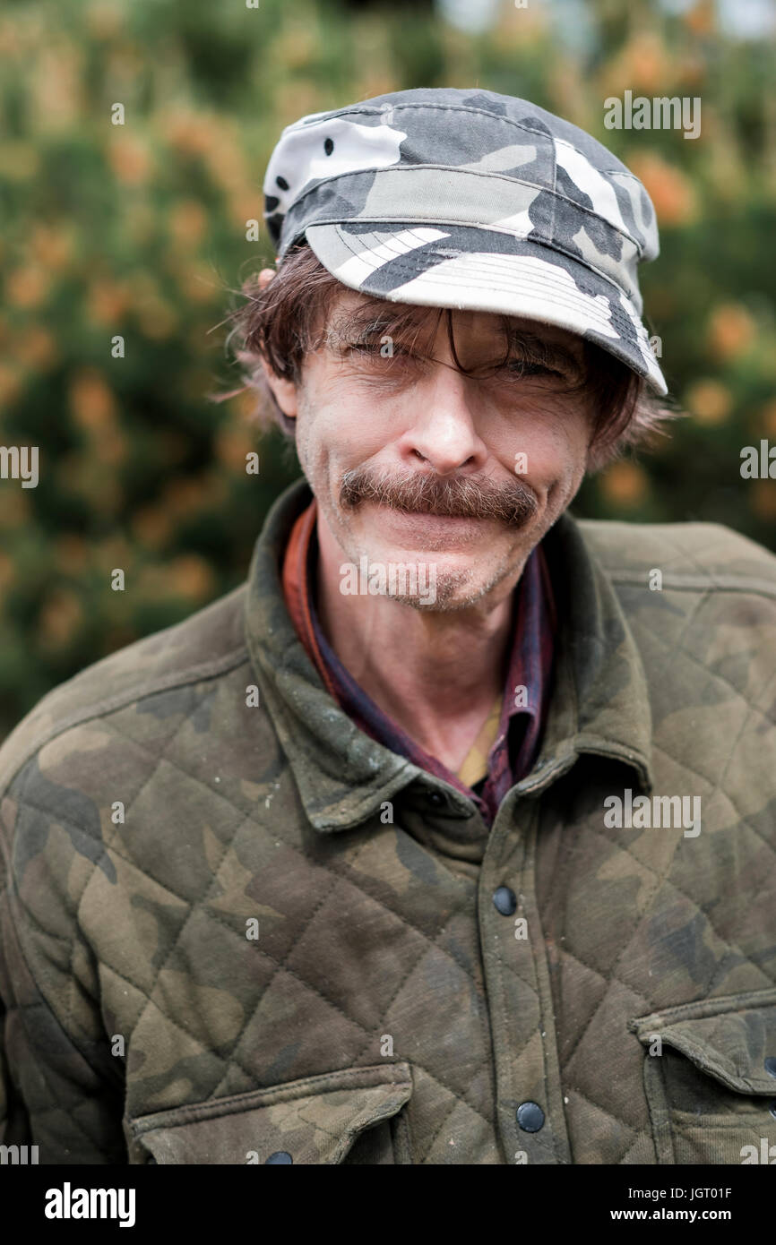 Un homme âgé avec un sens unique du style de vie en plein air pour un portrai en Oregon. Banque D'Images