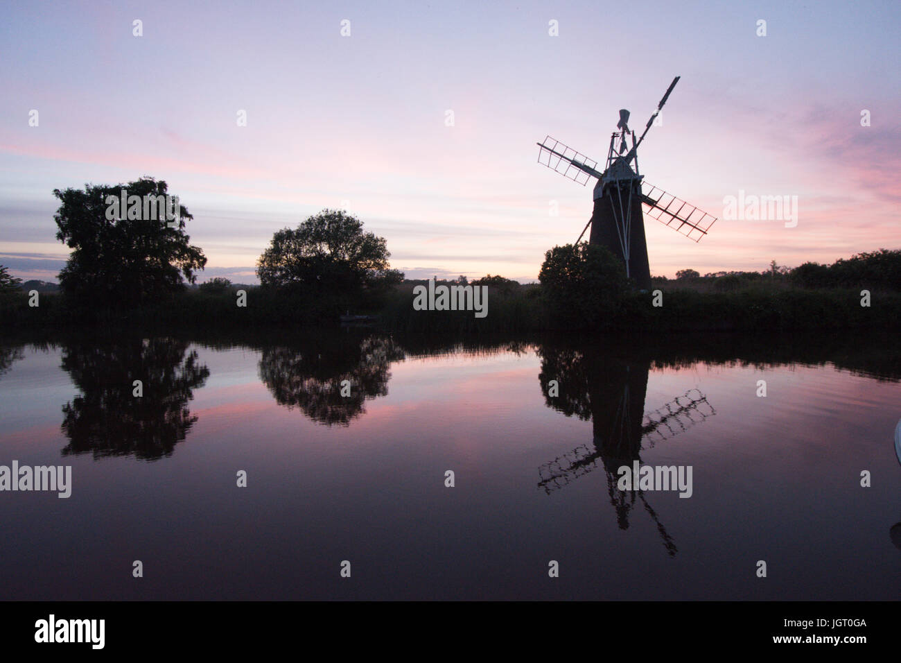 Turf Drainage Fen, Mill River Ant, Norfolk Broads. Le coucher du soleil. De juin. Banque D'Images