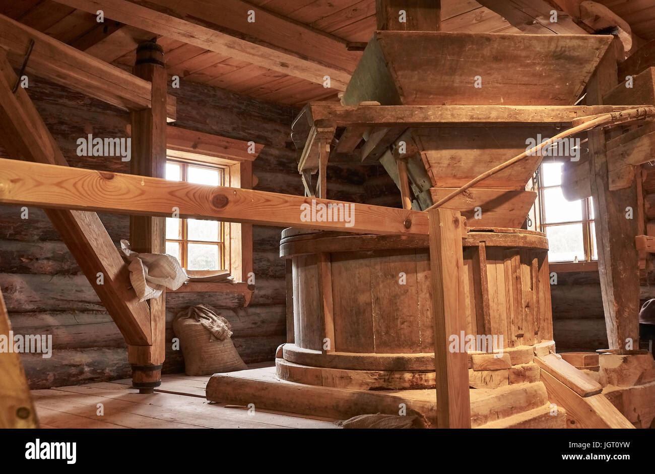 L'intérieur de l'ancien moulin à eau en bois set fraiseuse. Clôtures de bois visibles et les fenêtres de l'usine usine fabriqués à partir de journaux. La Russie, Pskov, Banque D'Images