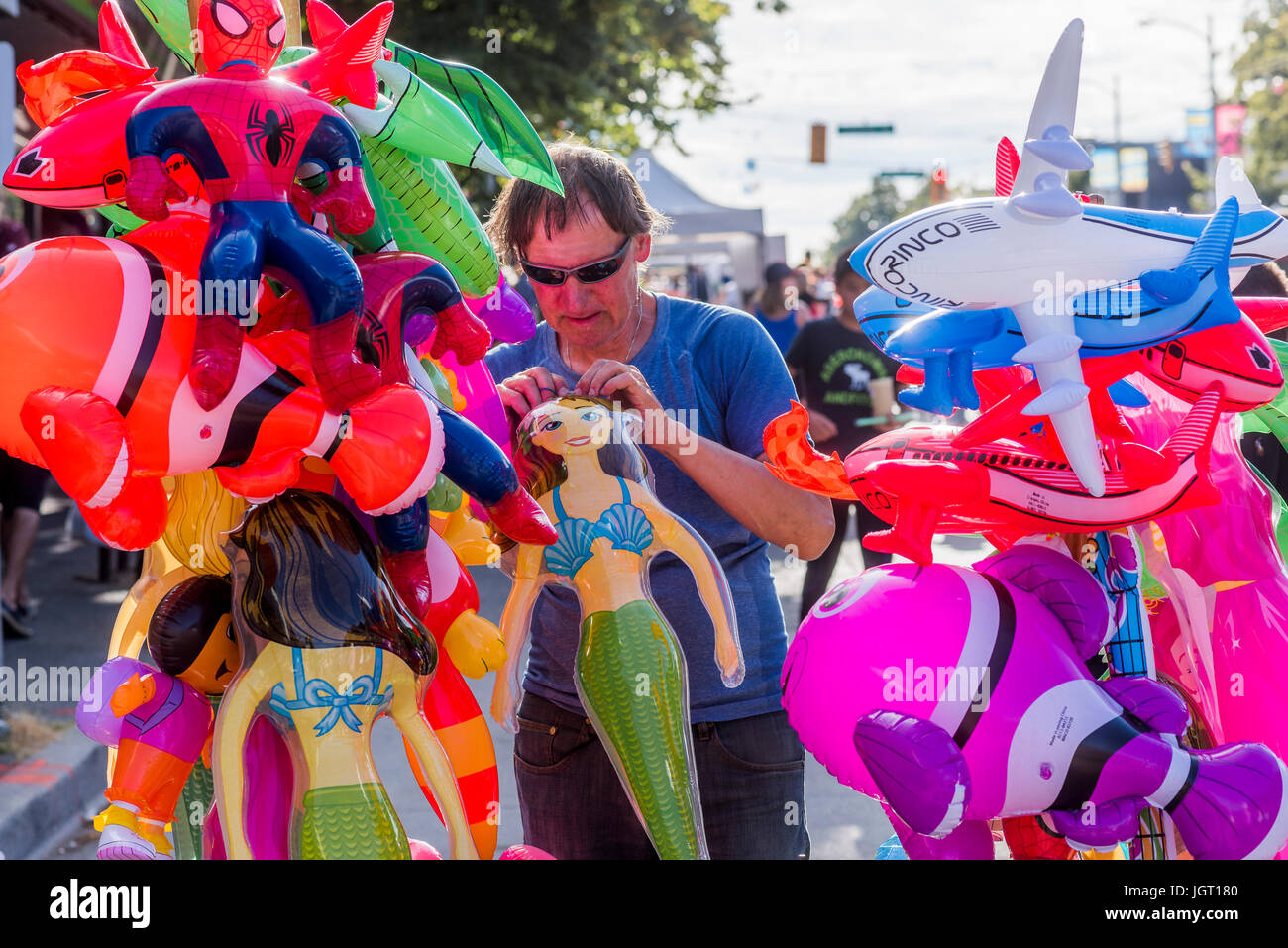 Vendeur de jouets gonflables, Khatsalano Festival, Kitsilano, Vancouver, Colombie-Britannique, Canada. Banque D'Images